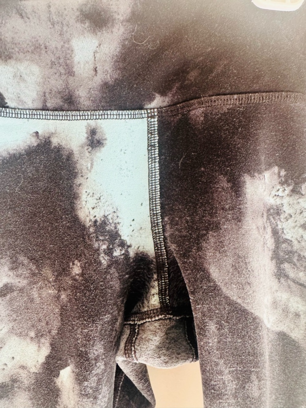 Alo Yoga Airbrush Capri Leggings Size Small Black Blue Smoke Wash Tie Dye - Picture 4 of 7